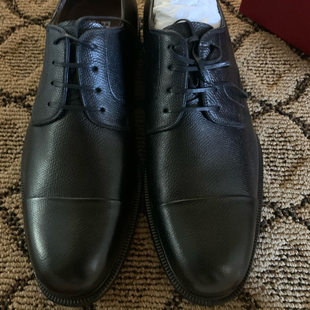 (SOLD) NWT SALVATORE FERREGAMO Mens 11.5 lace up shoes Nero pebble calf